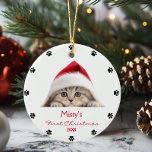 Schattigee Schotse Fold Cat Santa Hat Paw geperson Keramisch Ornament<br><div class="desc">Vier uw katachtige vriend met onze gepersonaliseerde Schattigee Schotse Fold Cat Paw Print Keramisch Ornament. Dit aangepaste ornament toont een charmant Schots Fold kattenpootje print ontwerp, waardoor het een ideaal aandenken is voor kattenliefhebbers. Zorgvuldig vervaardigd, het voegt een vleugje elegantie toe aan uw vakantiedecoraties en dient als een oprecht cadeau...</div>