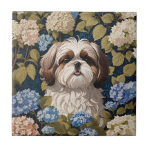 Schattigee Shih Tzu Puppy Blauwe hortensia bloemen