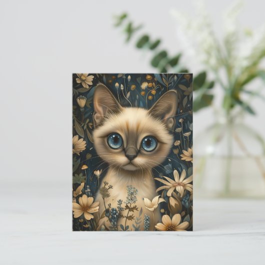 Schattigee Siamese kat in een bloementuin - Whimsi Briefkaart (Staand voorkant)