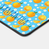 Schattigee sinaasappels en witte bloemen bureaumat (Hoek)