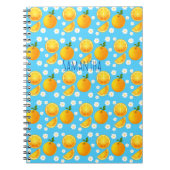 Schattigee sinaasappels en witte bloemen notitieboek (Voorkant)