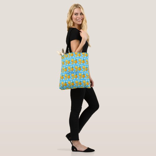Schattigee sinaasappels en witte bloemen tote bag (Op model)