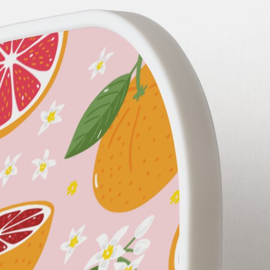 Schattigee Sinaasappels op lichtroze Pickleball Paddle (Links Detail)