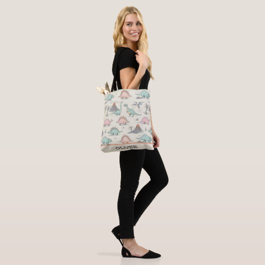 Schattigee Sketchy Dinosaurs bij Jurassic Land Tote Bag (Op model)