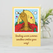 Schattigee slak aardbeien en zomerzon glimlacht kaart (Staand voorkant)
