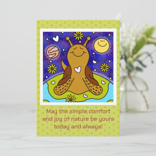 Schattigee slak geniet van kleuren op Earth Day Feestdagenkaart (Staand voorkant)