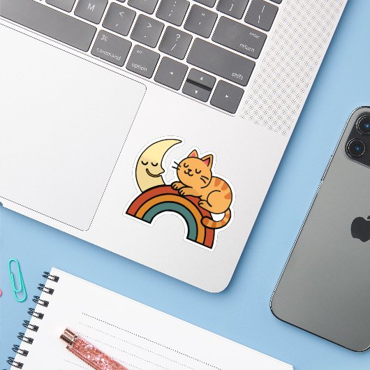 Schattigee slapende kat op regenboog met maan sticker (Laptop met iPhone)