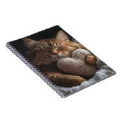 SCHATTIGEE SLAPENDE TABBY KAT MET HARTKUSSEN NOTITIEBOEK (Rechterzijde)