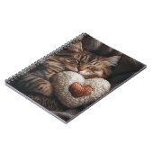 SCHATTIGEE SLAPENDE TABBY KAT MET HARTKUSSEN NOTITIEBOEK (Linkerzijde)