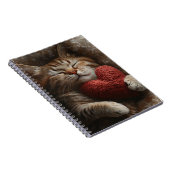 SCHATTIGEE SLAPENDE TABBY KAT MET HARTKUSSEN NOTITIEBOEK (Rechterzijde)