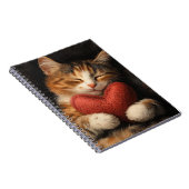 SCHATTIGEE SLAPENDE TABBY KAT MET HARTKUSSEN NOTITIEBOEK (Rechterzijde)