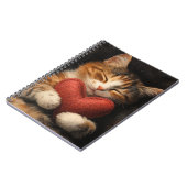 SCHATTIGEE SLAPENDE TABBY KAT MET HARTKUSSEN NOTITIEBOEK (Linkerzijde)