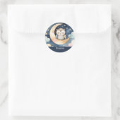 Schattigee slapende uil op de maan gepersonaliseer ronde sticker (Tas)