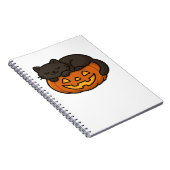 Schattigee Sleepy Black Cat op een pompoen Hallowe Notitieboek (Rechterzijde)