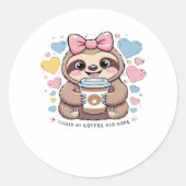 Schattigee Sloth Coffee Lover Shirt - Funny Fueled Ronde Sticker (Voorkant)