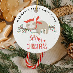 Schattigee Slothy 1e Kerstmis Kinder Keramisch Ornament<br><div class="desc">Markeer je kleintjes eerste Kerstmis met dit schattige Sloth ornament. Design beschikt over een slaperige winterluiaard in slaap op een verlichte boomrand,  de tekst 'luie kerst' en naam.</div>