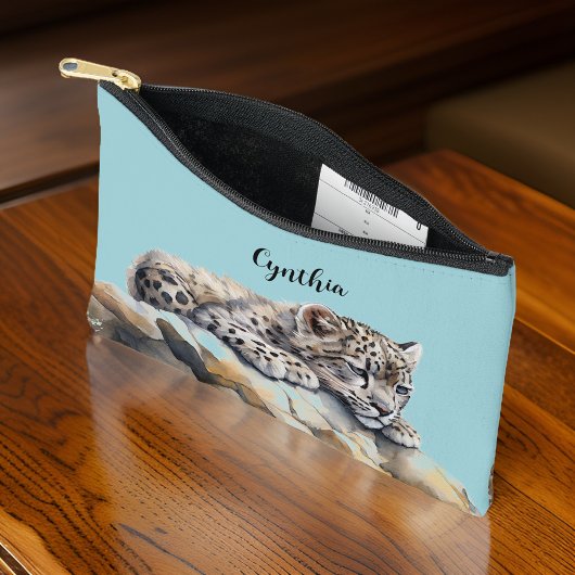 Schattigee sneeuw luipaard welp en lichtblauwe hem etui