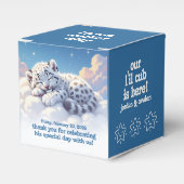 Schattigee sneeuwluipaard slaapt op wolken Baby sh Bedankdoosjes (Voorkant Zijde)