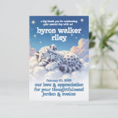 Schattigee sneeuwluipaard slaapt op wolken Baby sh Bedankkaart (Staand voorkant)