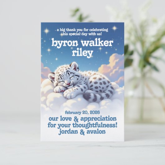 Schattigee sneeuwluipaard slaapt op wolken Baby sh Bedankkaart (Staand voorkant)