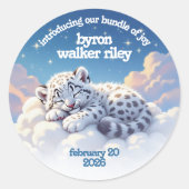 Schattigee sneeuwluipaard slaapt op wolken Baby sh Ronde Sticker (Voorkant)
