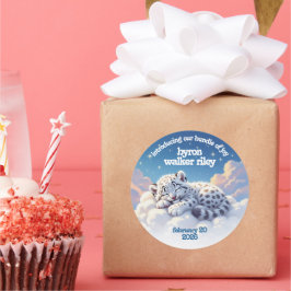 Schattigee sneeuwluipaard slaapt op wolken Baby sh Ronde Sticker