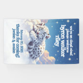 Schattigee sneeuwluipaard slaapt op wolken Baby sh Spandoek (Horizontaal)