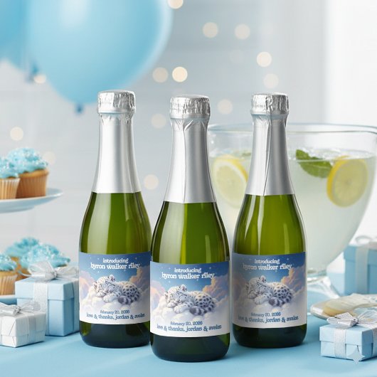 Schattigee sneeuwluipaard slaapt op wolken Baby sh Sparkling Wijnetiket