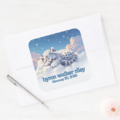 Schattigee sneeuwluipaard slaapt op wolken Baby sh Vierkante Sticker (Envelop)