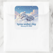 Schattigee sneeuwluipaard slaapt op wolken Baby sh Vierkante Sticker (Tas)