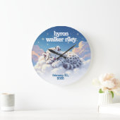 Schattigee sneeuwluipaard slaapt op wolkenkwekerij grote klok (Huis)