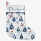 Schattigee sneeuwman en besneeuwde bomen vrolijk k kleine kerstsok (Voorkant)