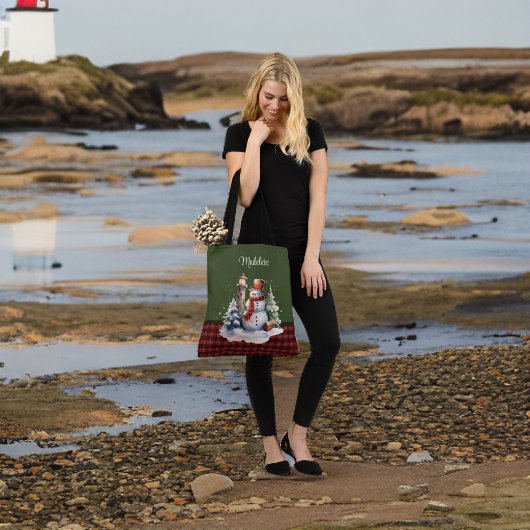 Schattigee sneeuwman en vuurtoren op Plaid Monogra Tote Bag