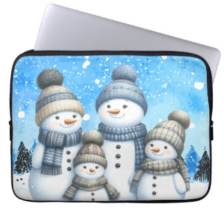 Schattigee sneeuwman familie in de sneeuw laptop sleeve