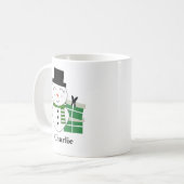 Schattigee sneeuwman met groene kerstcadeaus koffiemok (Voorkant links)