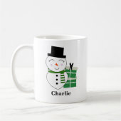 Schattigee sneeuwman met groene kerstcadeaus koffiemok (Links)