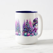 Schattigee sneeuwman omringd door kerstbomen tweekleurige koffiemok (Voorkant rechts)