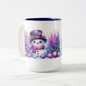 Schattigee sneeuwman omringd door kerstbomen tweekleurige koffiemok (Voorkant links)