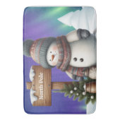 Schattigee sneeuwman op Noordpool met noorderlicht Badmat (Voorkant Verticaal)