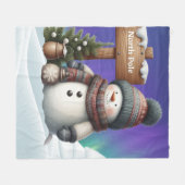 Schattigee sneeuwman op Noordpool met noorderlicht Fleece Deken (Voorkant (Horizontaal))