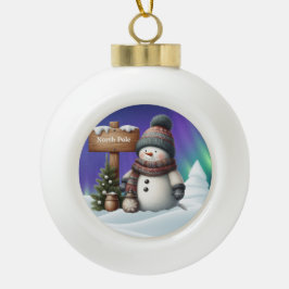 Schattigee sneeuwman op Noordpool met noorderlicht Keramische Bal Ornament