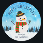 Schattigee Sneeuwman Snowy Winter Christmas Ronde Sticker<br><div class="desc">Maak uw cadeaus extra feestelijk met onze Schattigee Snowman Snowy Winter Christmas Classic Round Sticker! Personaliseer het met jouw naam om een speciaal tintje aan uw cadeaus toe te voegen. Verspreid feestvreugde met dit schattige sneeuwpop-ontwerp dat zeker een glimlach op de gezichten van je geliefden zal toveren.</div>