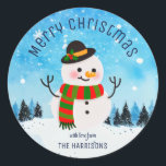 Schattigee Sneeuwman Snowy Winter Christmas Ronde Sticker<br><div class="desc">Maak uw cadeaus extra feestelijk met onze Schattigee Snowman Snowy Winter Christmas Classic Round Sticker! Personaliseer het met jouw naam om een speciaal tintje aan uw cadeaus toe te voegen. Verspreid feestvreugde met dit schattige sneeuwpop-ontwerp dat zeker een glimlach op de gezichten van je geliefden zal toveren.</div>
