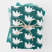 Schattigee sneeuwpop en sneeuw op blauwgroen blauw inpakpapier vel (In situ)