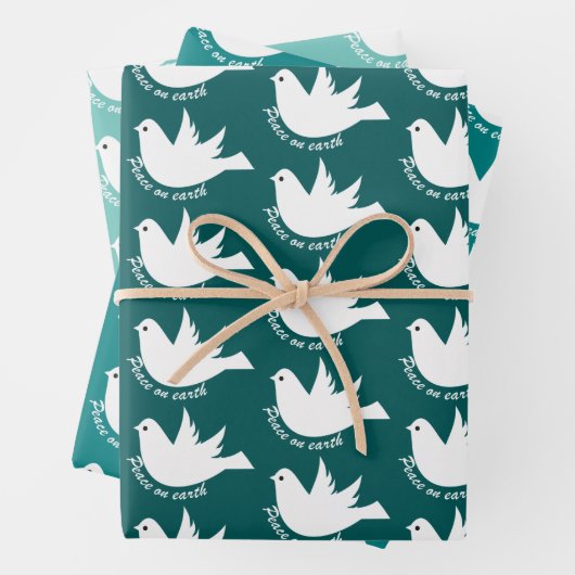 Schattigee sneeuwpop en sneeuw op blauwgroen blauw inpakpapier vel (In situ)