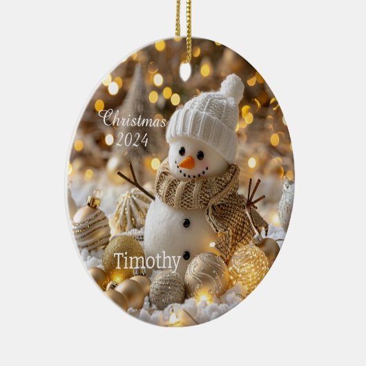 Schattigee sneeuwpop gepersonaliseerde kerstversie keramisch ornament (Rechts)