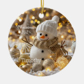 Schattigee sneeuwpop gepersonaliseerde kerstversie keramisch ornament (Voorkant)