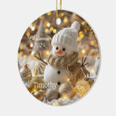 Schattigee sneeuwpop gepersonaliseerde kerstversie keramisch ornament (Links)