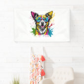 Schattigee spatten kleurrijke hond dragen zonnebri spandoek (Insitu)