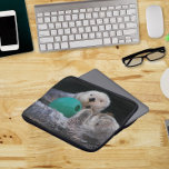 Schattigee speelse Zeeen otters Laptop Sleeve<br><div class="desc">Bescherm uw computerlaptop met dit sleeve met ritssluiting,  dat het foto-afbeelding bevat van een paar leuke Zeeen otters die spelen met een balletje. Achterzijde van sleeve is zwart. Selecteer de grootte van uw laptophoes.</div>